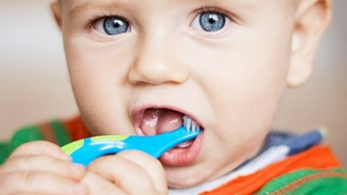 Muitas crianças estão exagerando no uso da pasta de dente