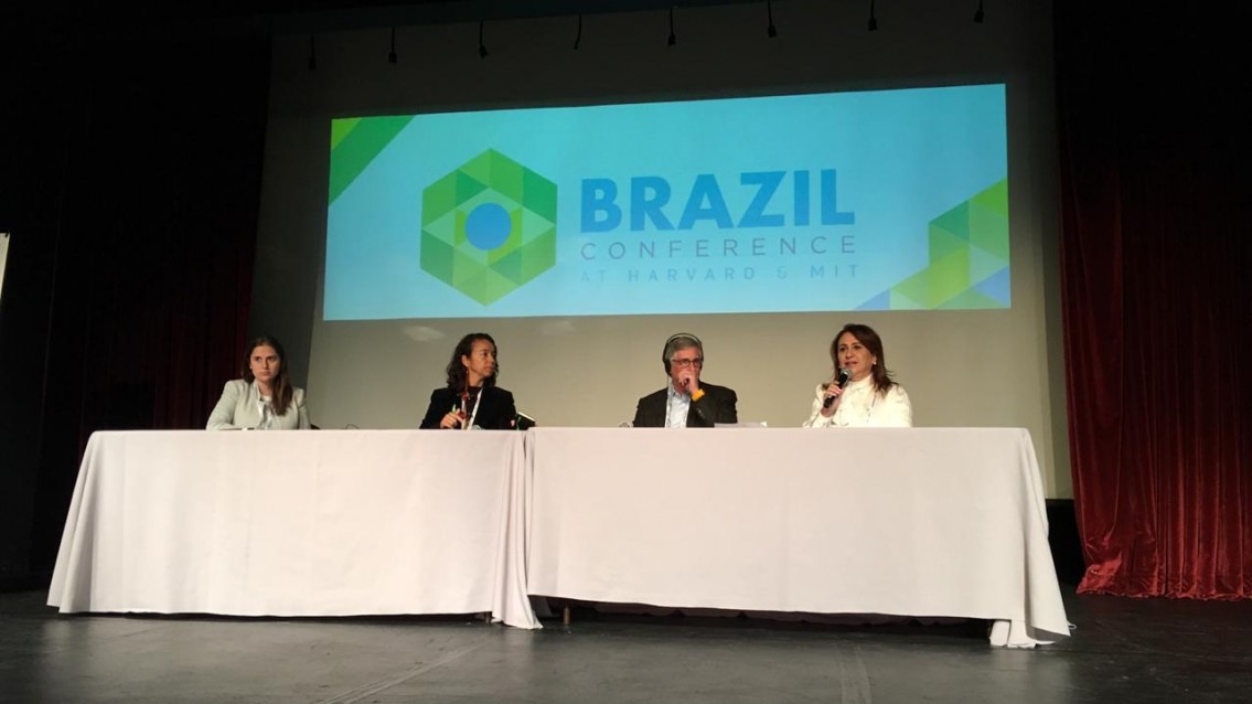 Kátia Abreu defende a agropecuária brasileira em Havard