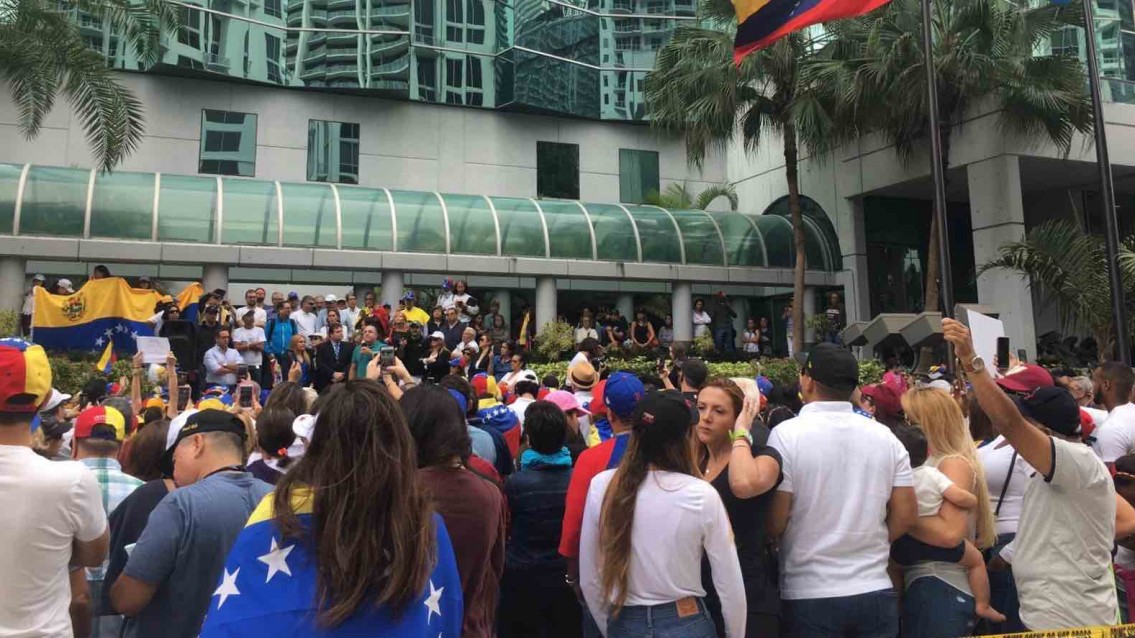 Venezuelanos fecham avenida contra Nicolás Maduro em Miami