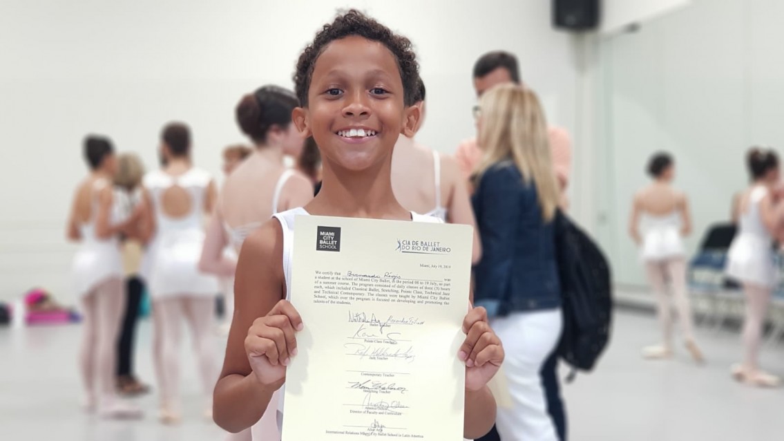 Garoto brasileiro é certificado em balé nos EUA